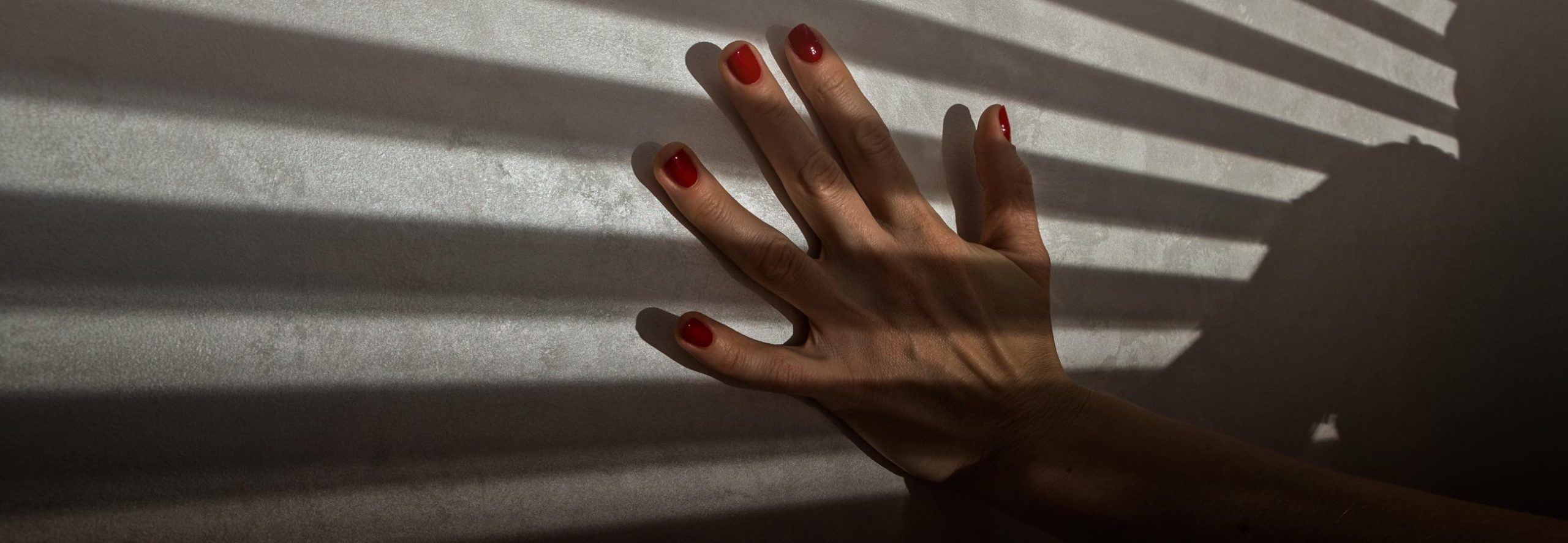 Гладкие декоративные материалы для создания всегда актуальных эффектов шелка и песка